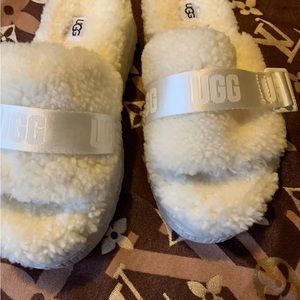 🤩Host pick!🤩 New Ugg fluffita platform slides